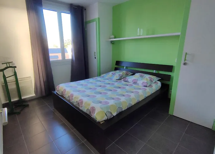 Bel 2 Chambres, Terrasse, Proche - Fr-1-323-491 דירה *